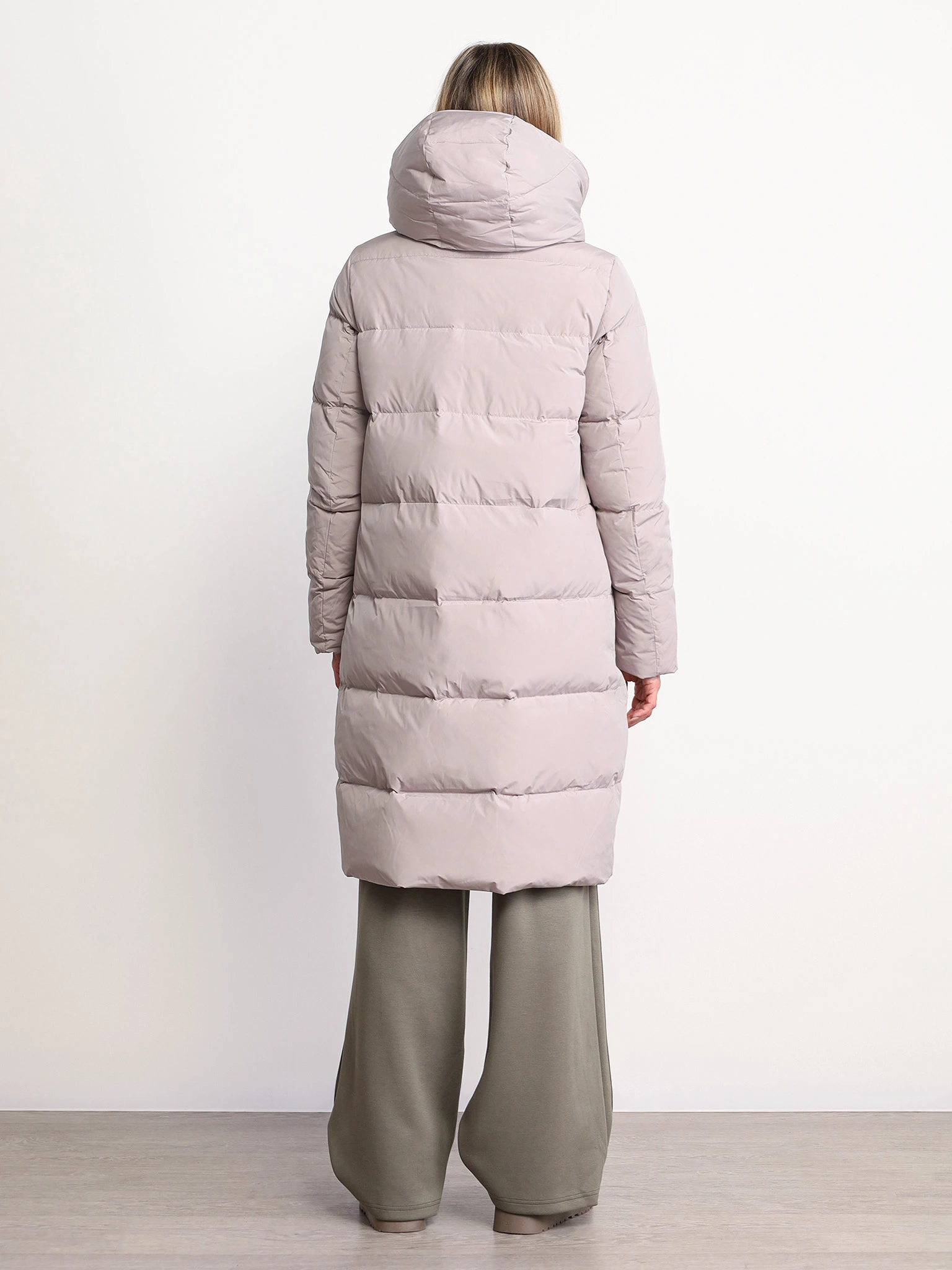 Пуховик бежевого цвета с двойным капюшоном